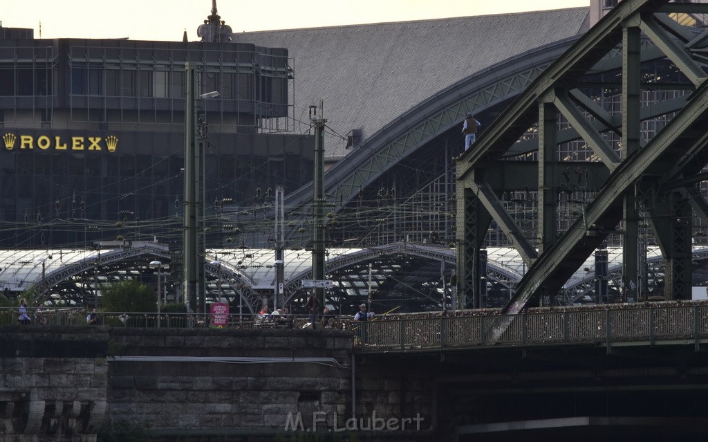 PSpringt kein Suizid Brueckenspringer Koeln Hohenzollernbruecke P213.JPG - Miklos Laubert